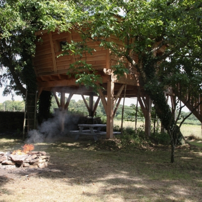 Cabane dans les arbres - hébergement insolite en Morbihan